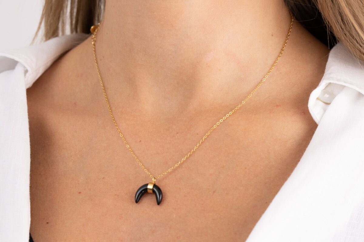 Naszyjnik z czarnym kamieniem w kształcie księżyca